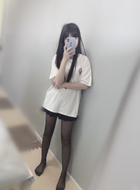 依婷 156cm 40kg A奶 20歲  皮膚白嫩 嬌小的身材  適合大大玩火車姿勢